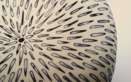 Detail - Thrown and altered porcelain with inlay decoration - Particolare - Porcellana foggiata al tornio con decorazioni a intarsio Sara Kirschen